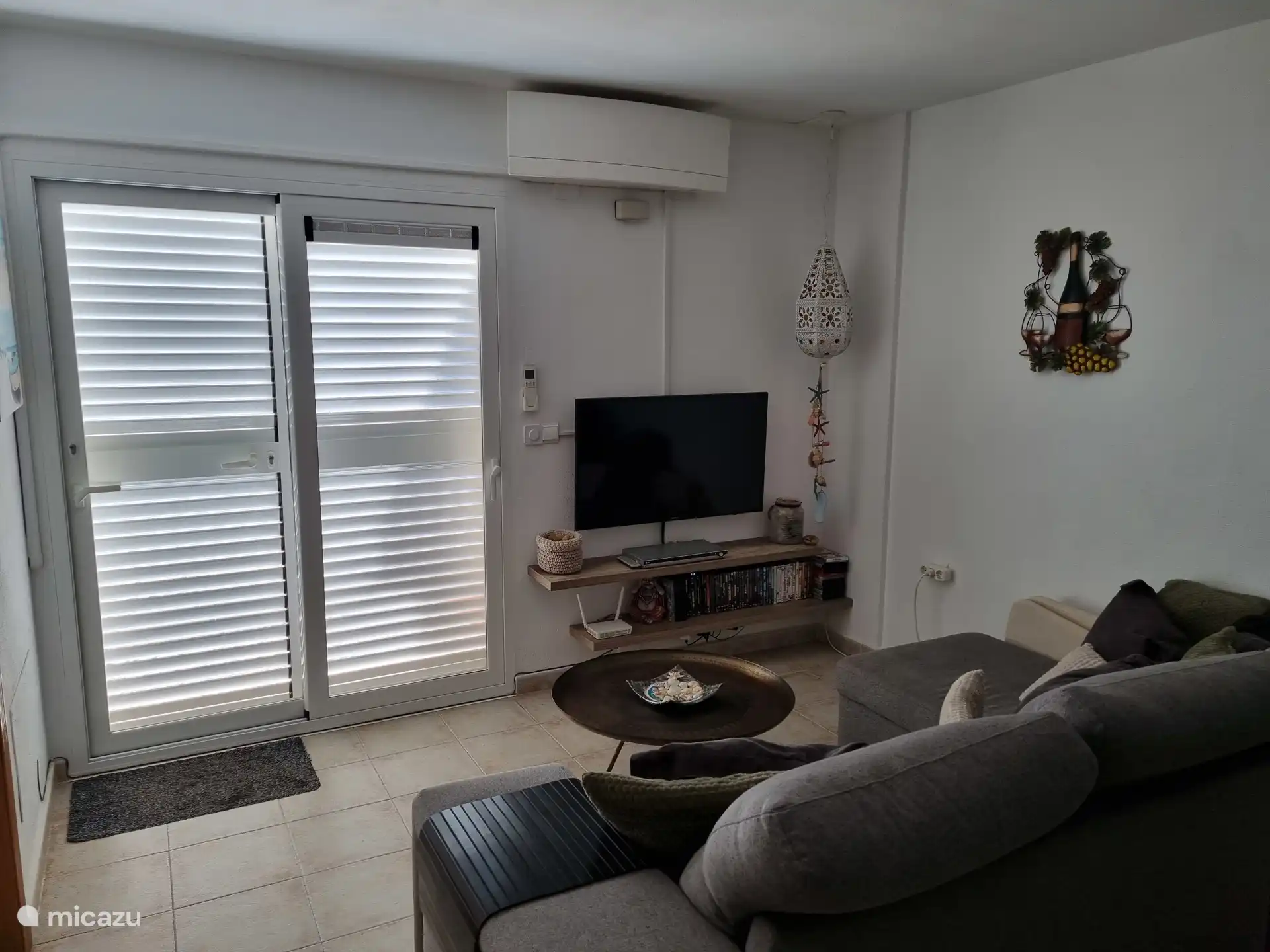 Das zum Balkon ausgerichtete Wohnzimmer ist mit einer Schlafcouch ausgestattet. Wenn Sie die Schiebetüren öffnen, können Sie den Zirbenduft und die Vogelstimmen genießen. 