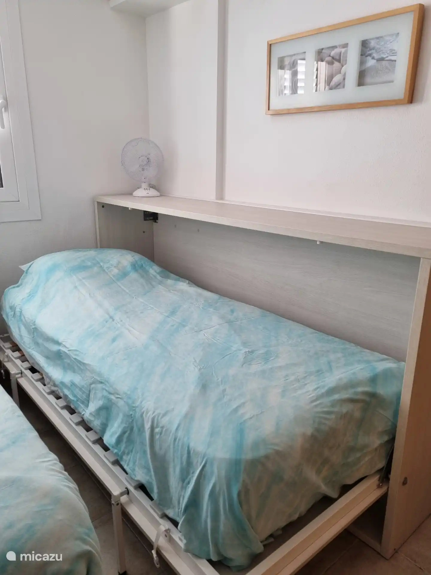 Das zweite Schlafzimmer verfügt über Klimaanlage (Daikin), Fußbodenheizung und zwei Einzelbetten, von denen eines ein Klappbett ist, beide 1,90 Meter lang. Auch hier wurden im Oktober 2022 die Fensterrahmen ausgetauscht