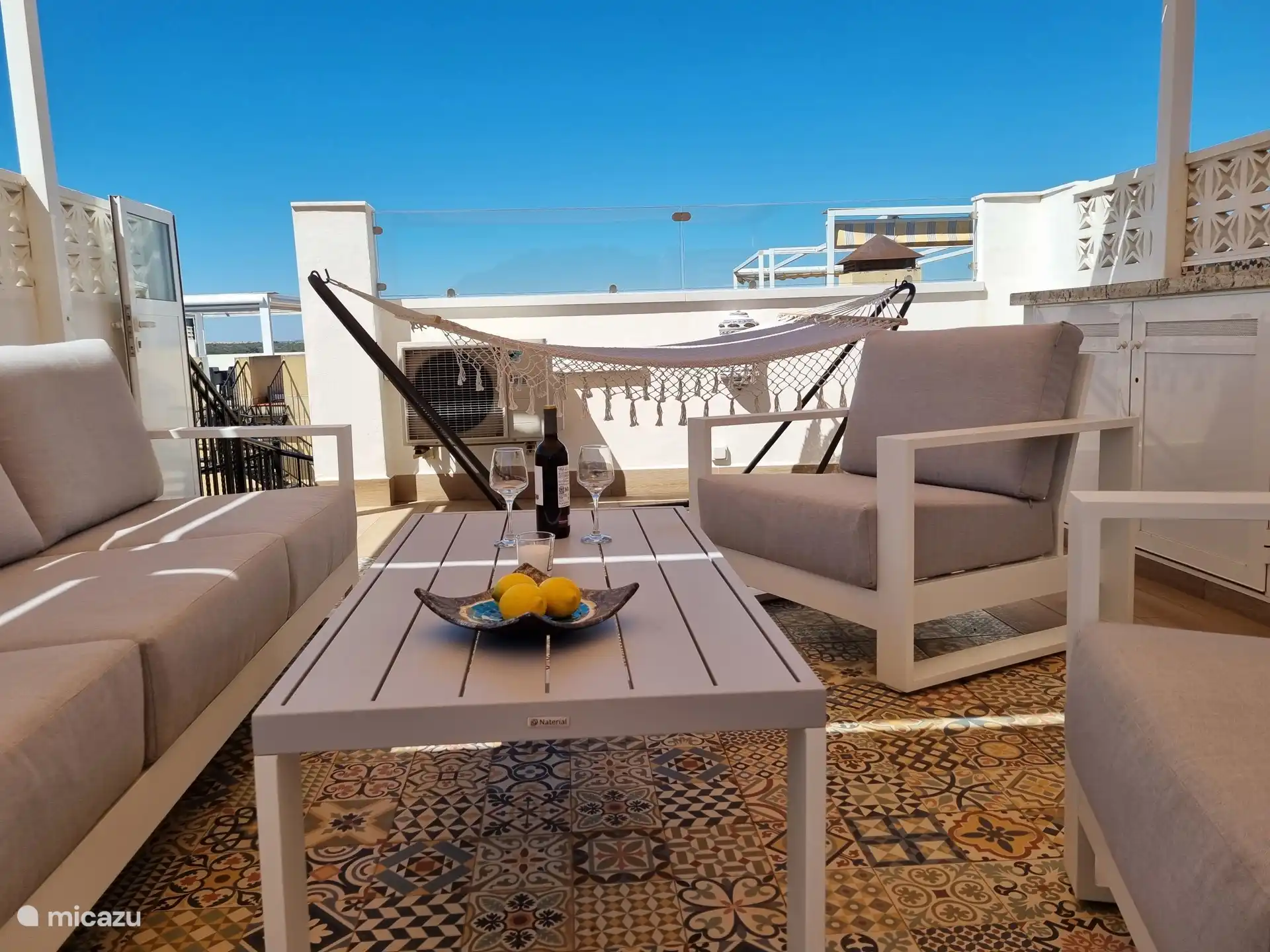 Wie schön ist es, auf der Dachterrasse zu entspannen! Eine Küche mit einem Kühlschrank, Markisen, einem luxuriösen Lounge-Set mit 2 Sonnenliegen und einer Hängematte ist ebenfalls vorhanden. Hier können Sie sich entspannen!  