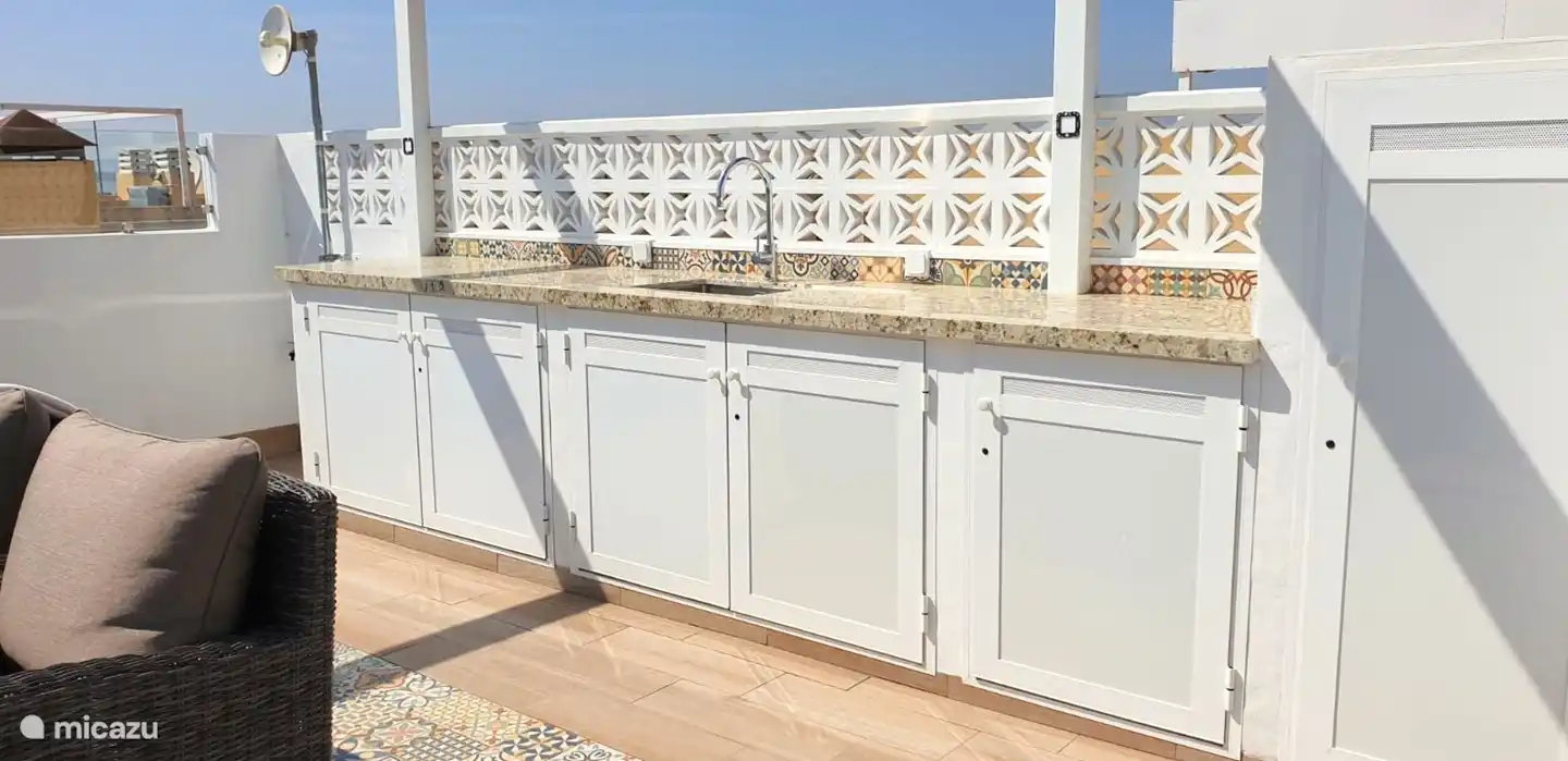 Die Küche ist mit Spüle, Waschmaschine, Trockner und Kühlschrank für alle Ihre kühlenden Getränke ausgestattet.