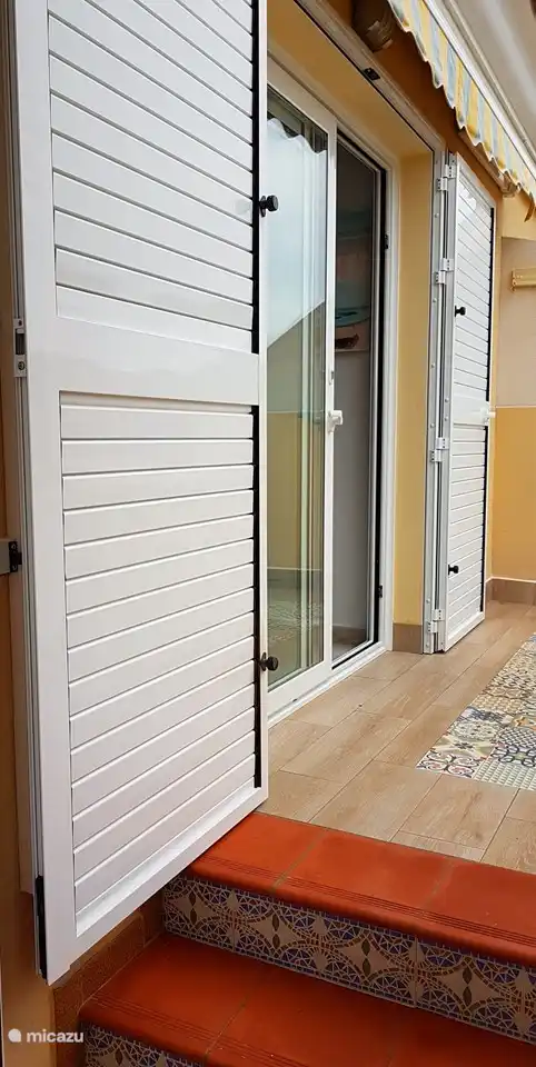 Der komplett renovierte Balkon mit extra breiten Schiebetüren und Aluminiumtüren liegt direkt an den Dünen. Hier können Sie die natürlichen Klänge, die Ruhe und den köstlichen Pinienduft genießen.