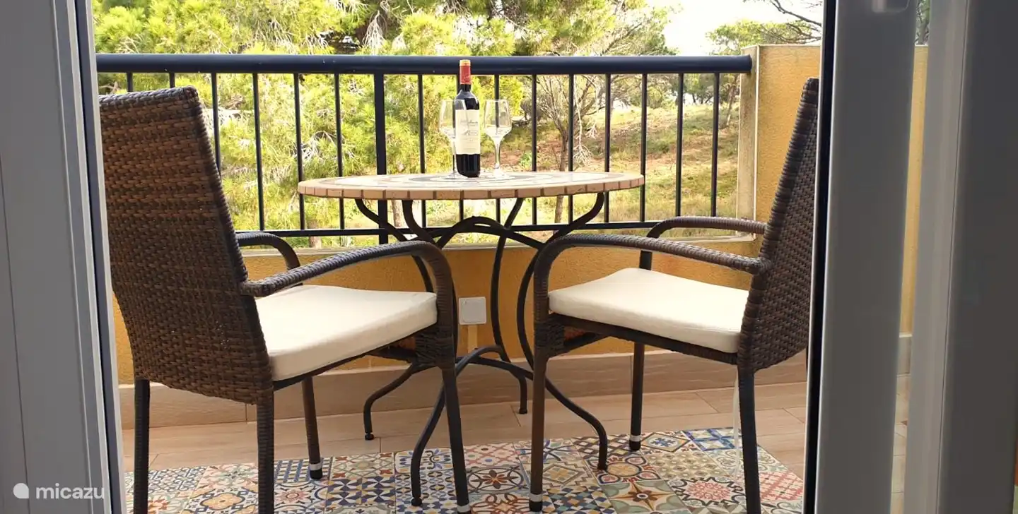 Der komplett renovierte Balkon mit extra breiten Schiebetüren und Aluminiumtüren liegt direkt an den Dünen. Hier können Sie die natürlichen Klänge, die Ruhe und den köstlichen Pinienduft genießen.