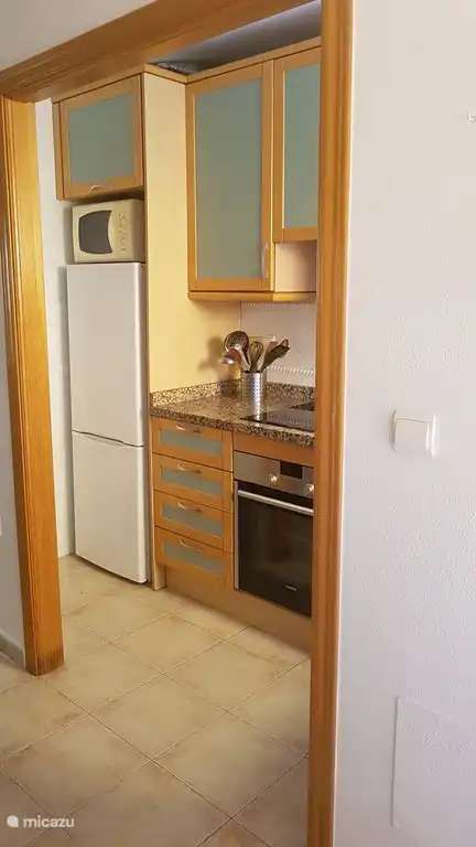 Die Küche ist mit Kühlschrank mit Gefrierfach, Umluftofen, Mikrowelle, Cerankochfeld, Kaffeemaschine und Geschirrspüler ausgestattet.