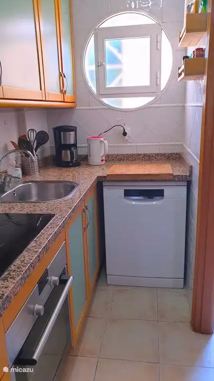 Die Küche ist mit Kühlschrank mit Gefrierfach, Umluftofen, Mikrowelle, Cerankochfeld, Kaffeemaschine und Geschirrspüler ausgestattet.