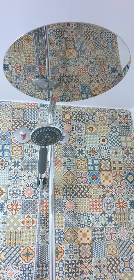 Begehbare Dusche in spanischer Atmosphäre.