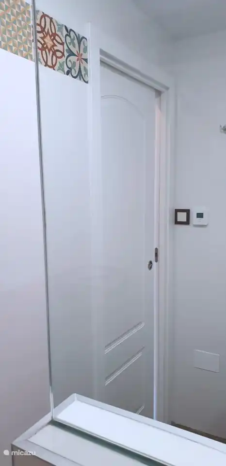 Das komplett renovierte Badezimmer verfügt über ein Doppelwaschbecken, ein hängendes WC, eine ebenerdige Dusche und eine Fußbodenheizung.