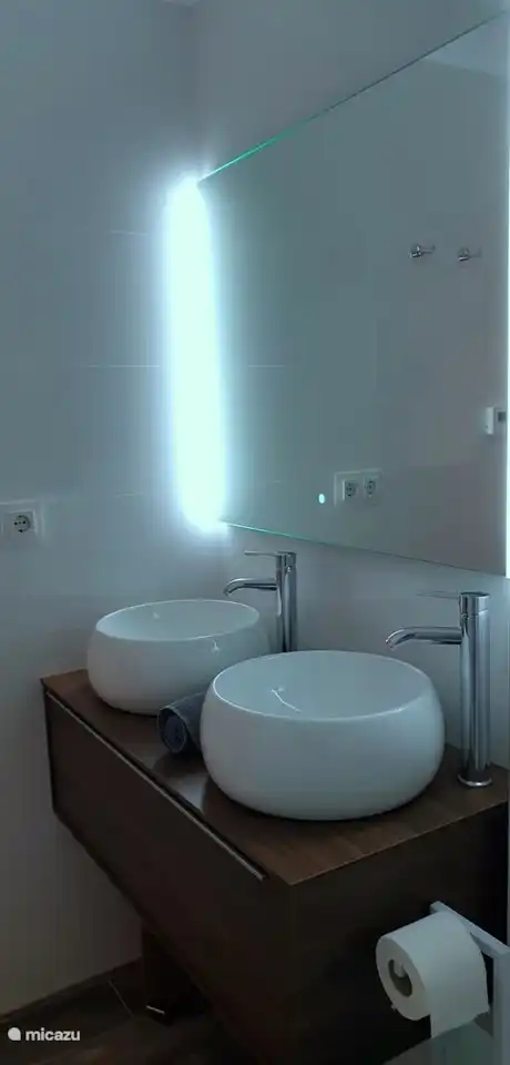 Es gibt zwei Waschbecken, so einfach!