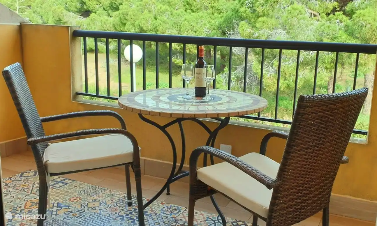 Der komplett renovierte Balkon ist mit einem spanischen Tisch mit 4 bequemen Stühlen und extra breiten Schiebetüren mit Lamellentüren ausgestattet. Hier können Sie die Geräusche der Natur, die Ruhe, den köstlichen Pinienduft genießen und manchmal können Sie sogar das Meer hören!