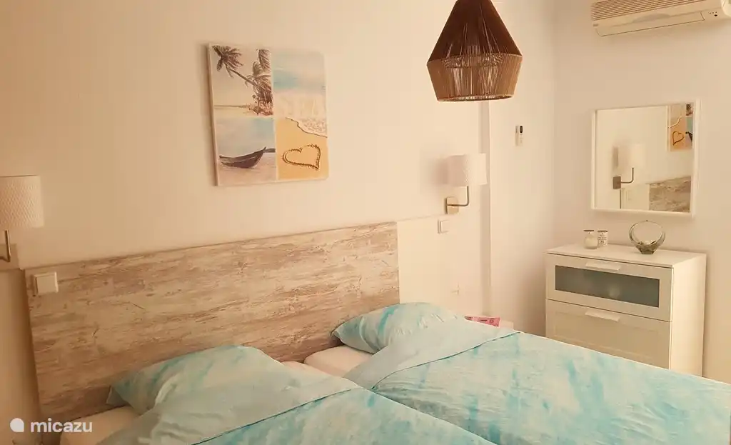 Das Hauptschlafzimmer verfügt über Klimaanlage (Daikin), Fußbodenheizung und ein Doppelbett von 1,90 Meter Länge mit 2 Matratzen, jeweils 1,05 Meter breit. Die Fensterrahmen wurden im Oktober 2022 gegen Aluminiumrahmen mit Lamellentüren ausgetauscht. Auf diese Weise können Sie das Schlafzimmer ganz nach Belieben verblenden!