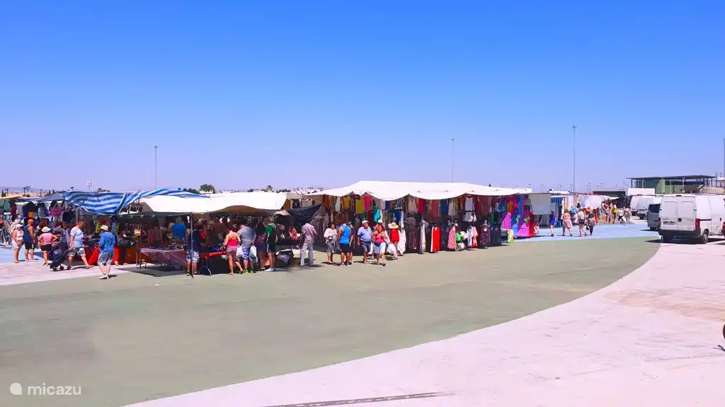 Der Wochenmarkt von Torrevieja mit mehr als 1500 Ständen. Wirklich ein Erlebnis! Für Ihre Einkäufe können Sie Ihren praktischen Einkaufswagen aus der Wohnung mitnehmen. Kein Transport? Kein Problem! In La Mata gibt es mittwochs auch einen Wochenmarkt, auf dem Sie alles Nötige kaufen können.