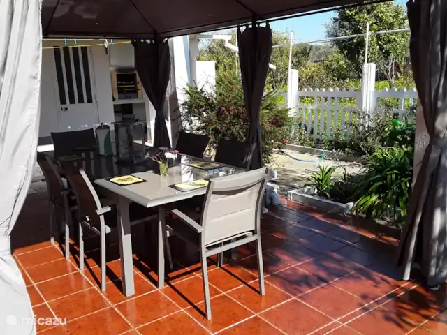 Villa Belo Romao en Portugal, Algarve, Moncarapacho - villa Preciosa zona de estar a la sombra.