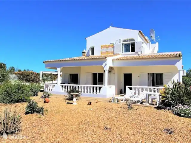 Villa Belo Romao en Portugal, Algarve, Moncarapacho - villa jardín de guijarros frente a la villa