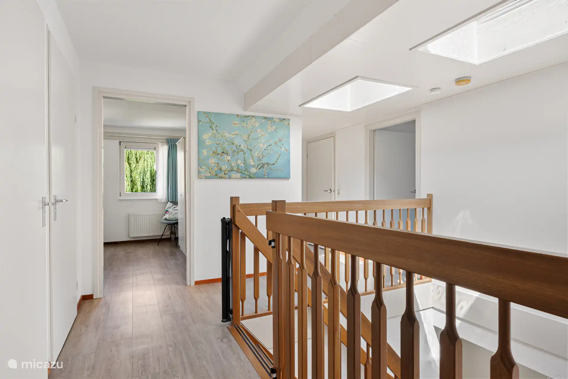 Upper floor with 5 bedrooms.
Sanitary upper floor:
* 1 bath with bath, double sink and toilet
* 1 separate shower
* 1 bathroom with shower cabin, double sink and urinal