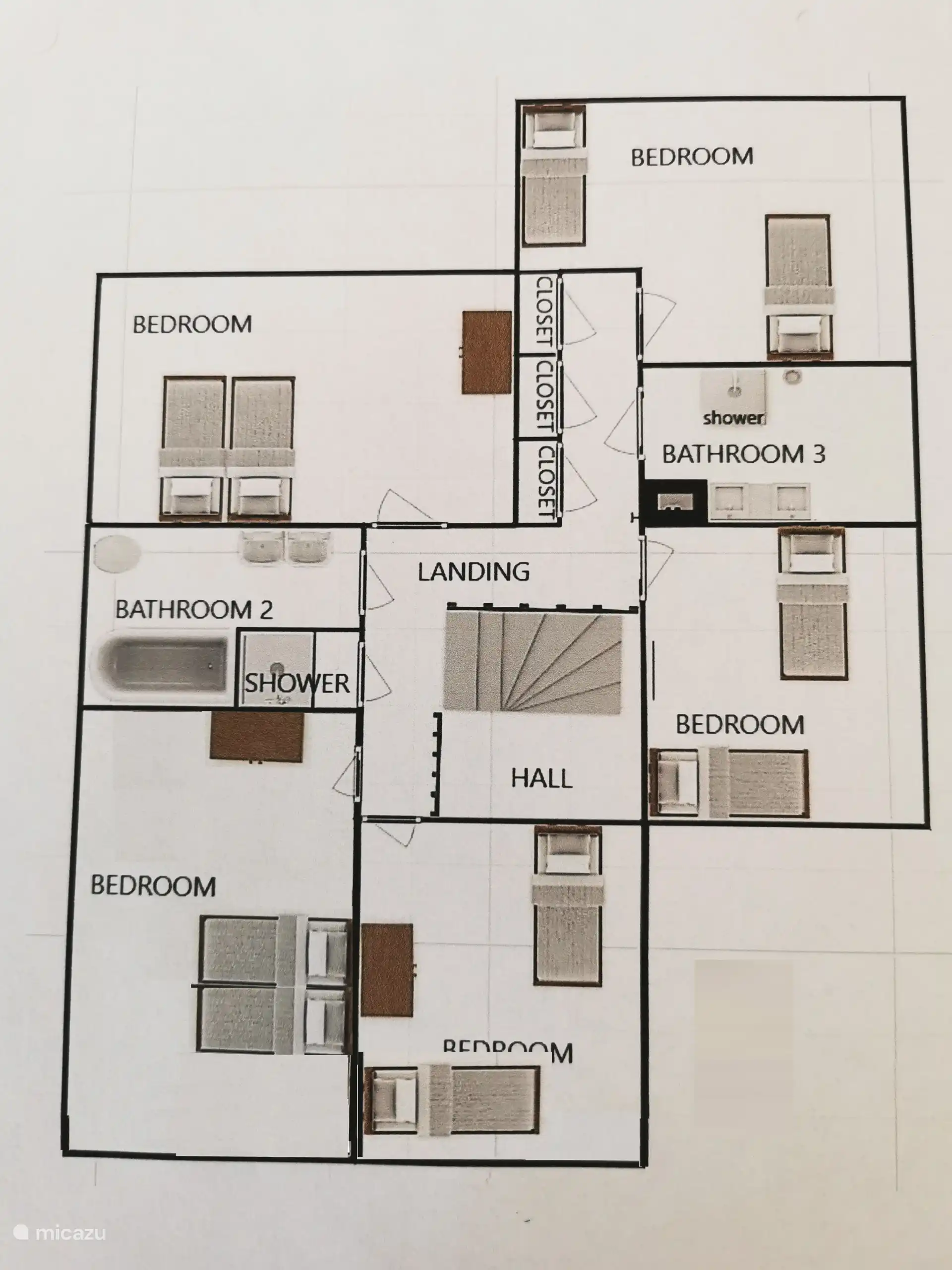 bovenverdieping met 5 slaapkamers, elk geschikt voor 2 personen, aparte douche, badkamer met bad, dubbele wastafel en toilet en een badkamer met douchecabine, dubbele wastfel en urinoir
