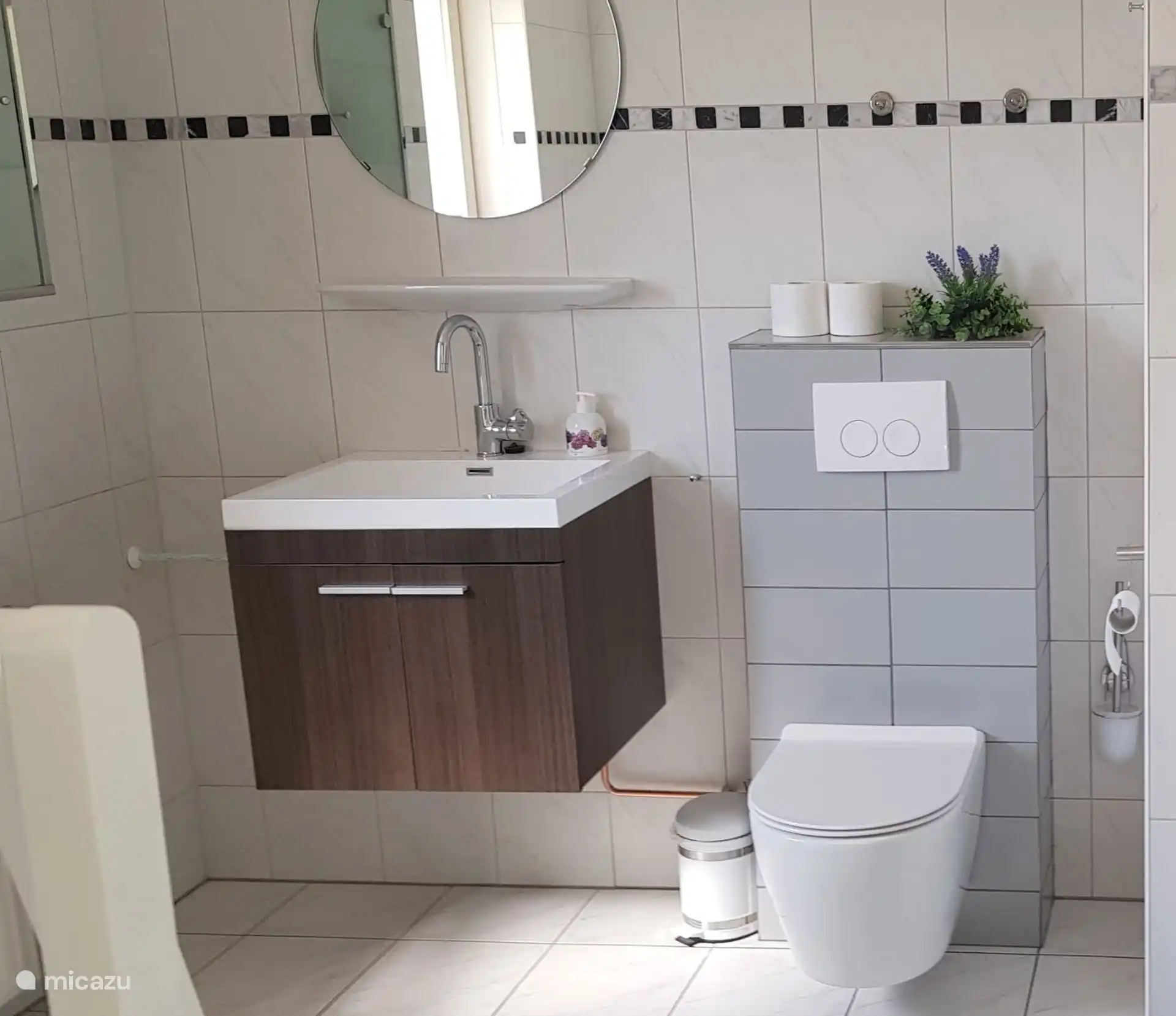 Bathroom en suite ground floor with walk-in shower, sink, toilet and washing machine and dryer 