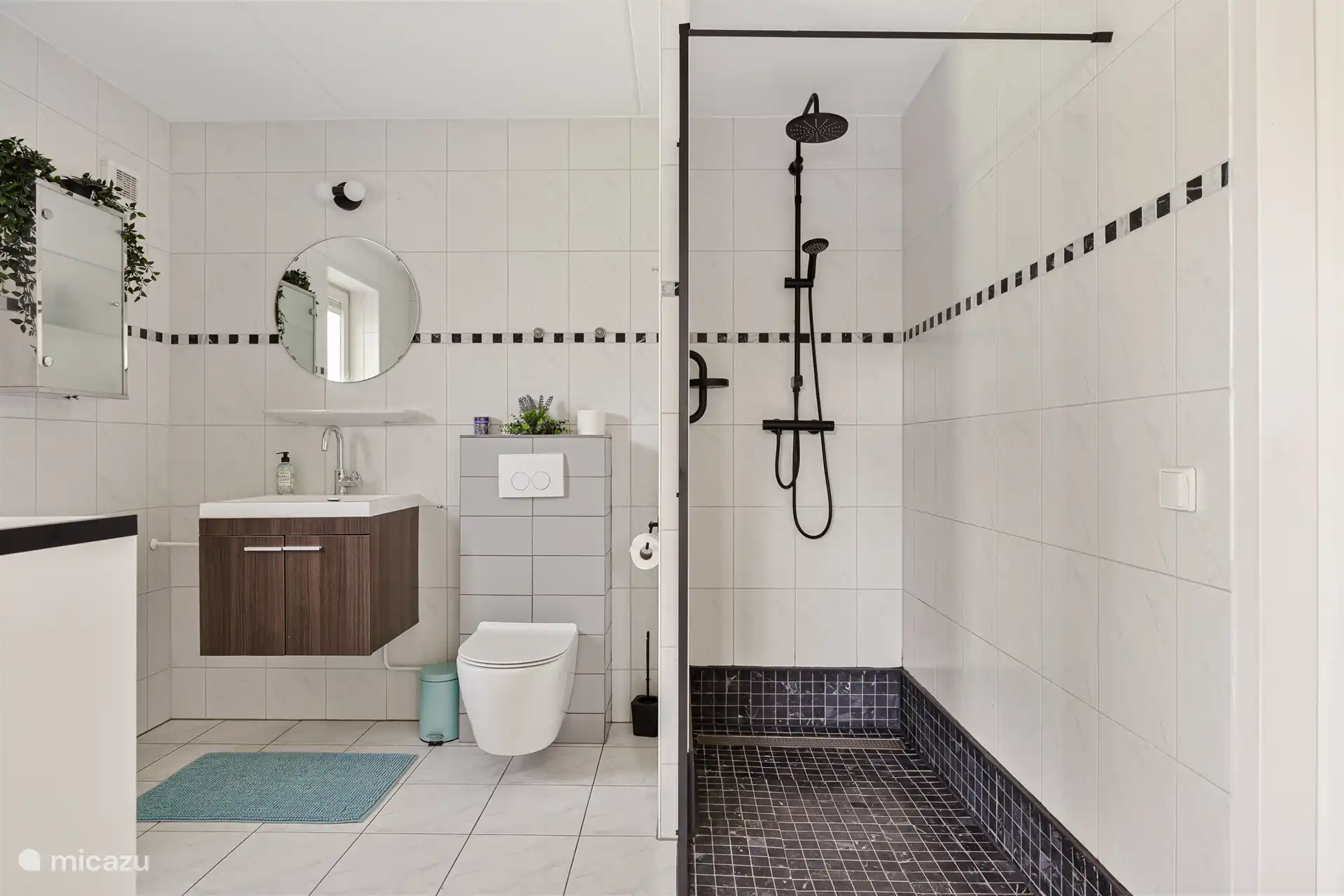 En suite bathroom ground floor with shower, sink and toilet