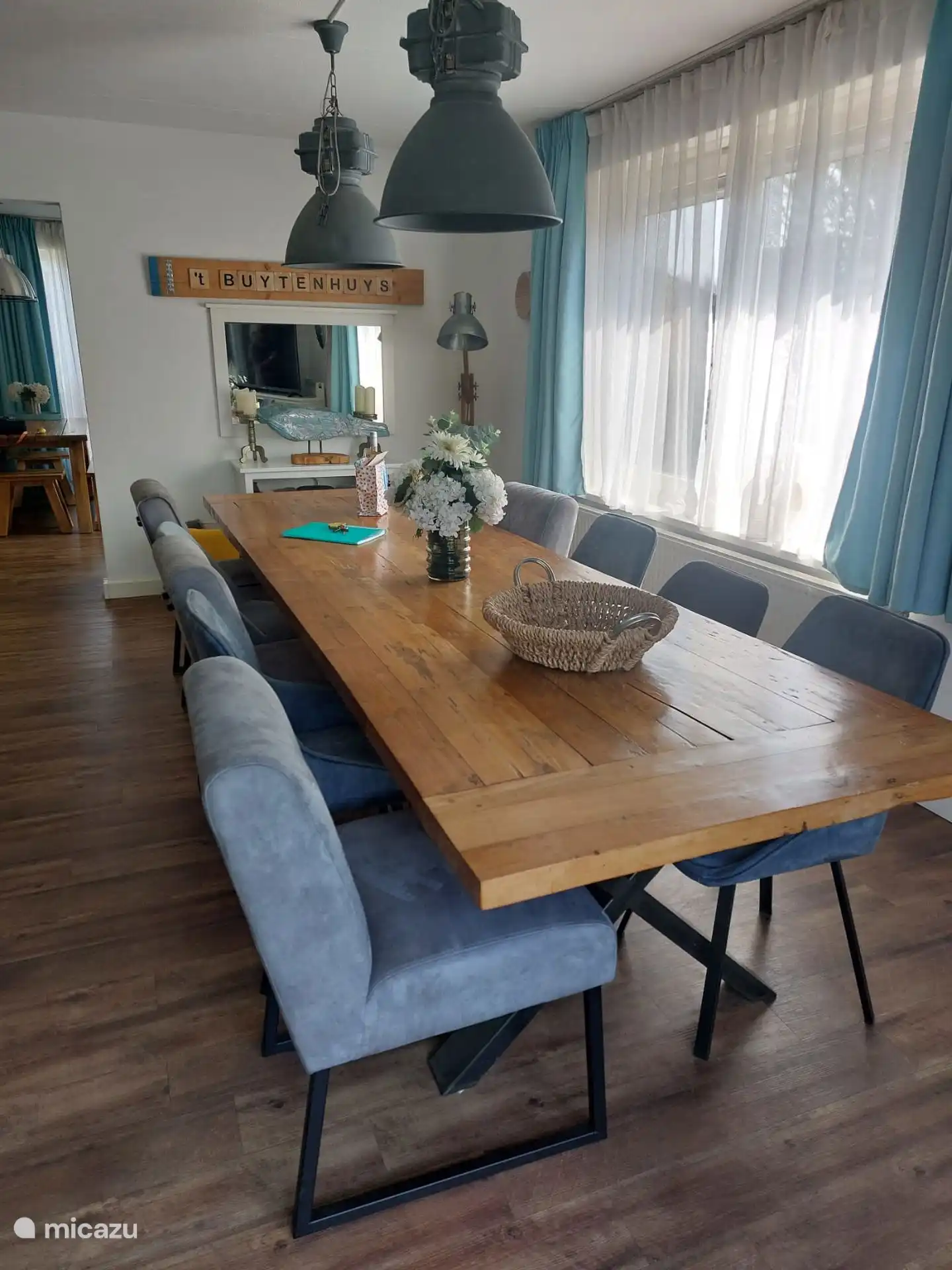 Gezellig met elkaar aan deze grote eettafel!
