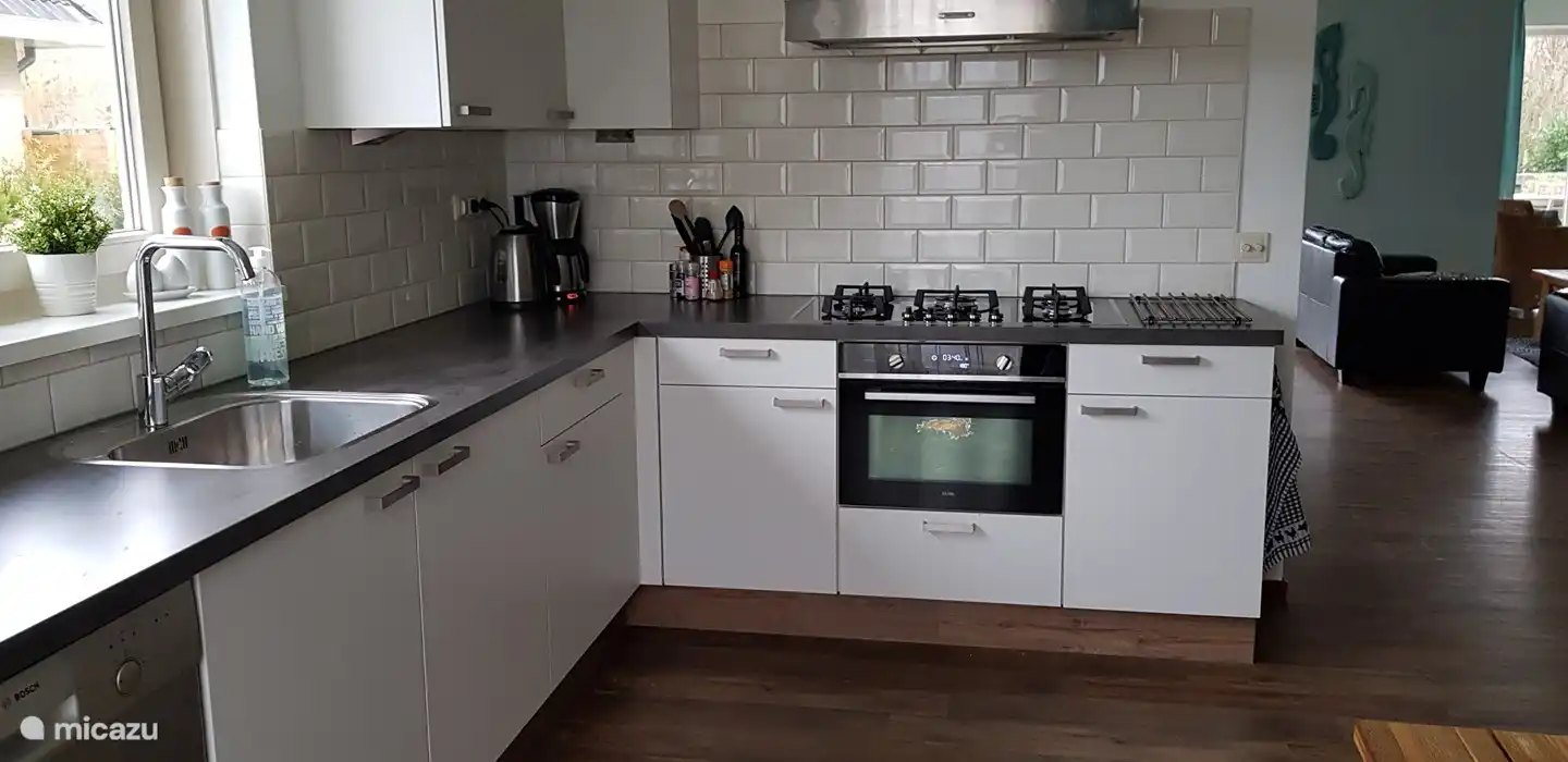 Sehr ausgestattete Küche