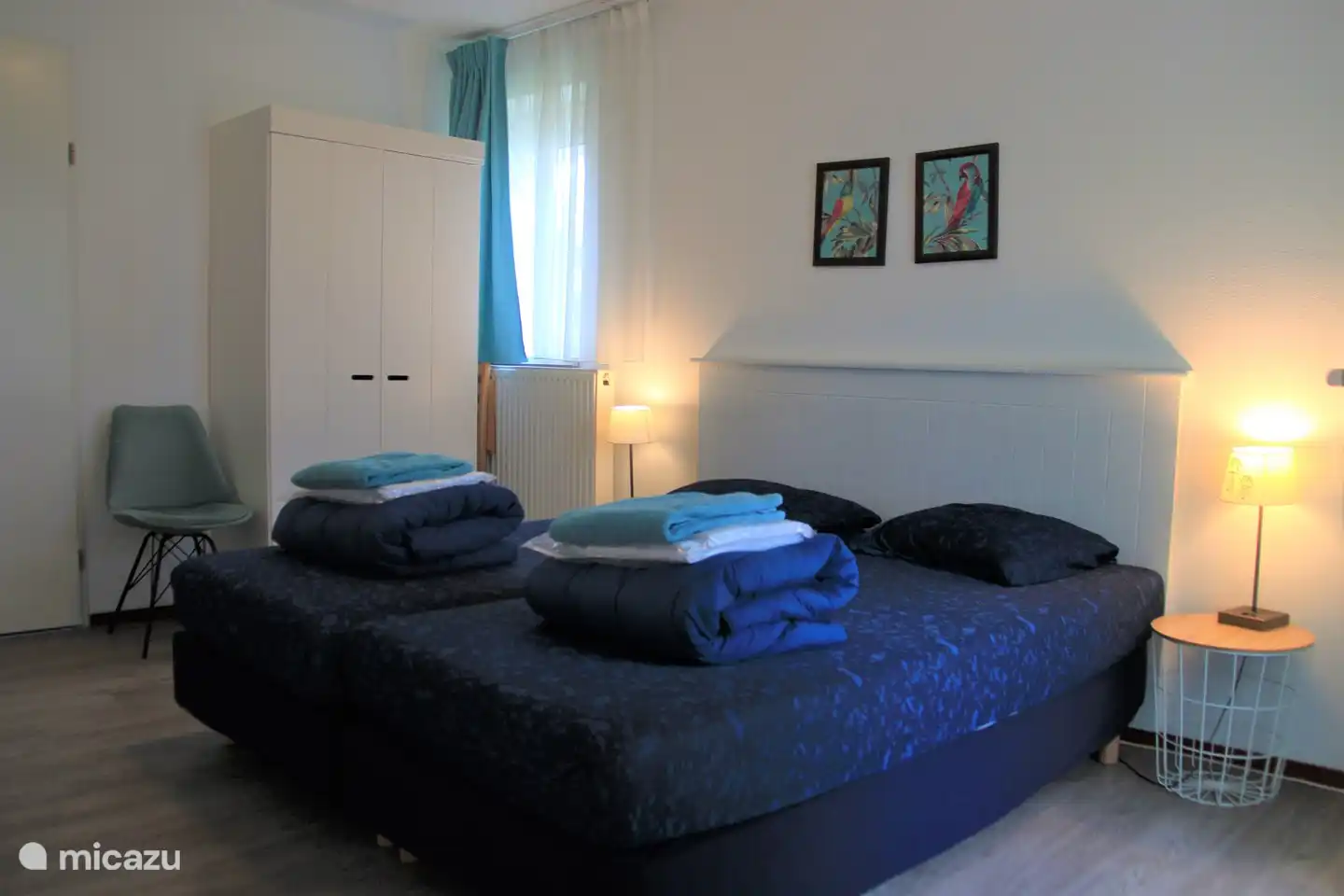 Schlafzimmer im Erdgeschoss mit angrenzendem Badezimmer