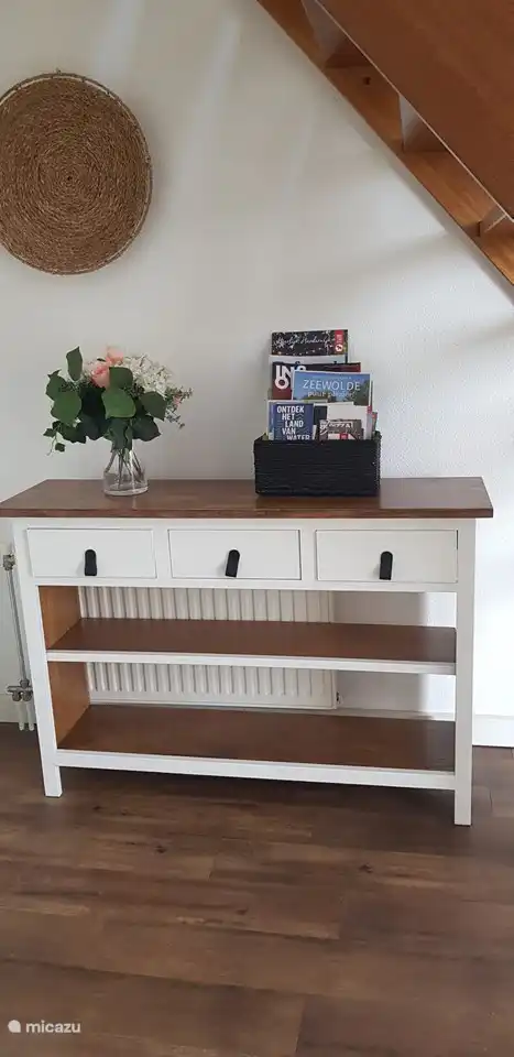 Hallenschrank mit touristischen Informationen