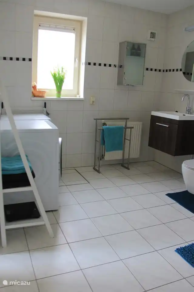 Badezimmer im Erdgeschoss mit Waschmaschine und Trockner