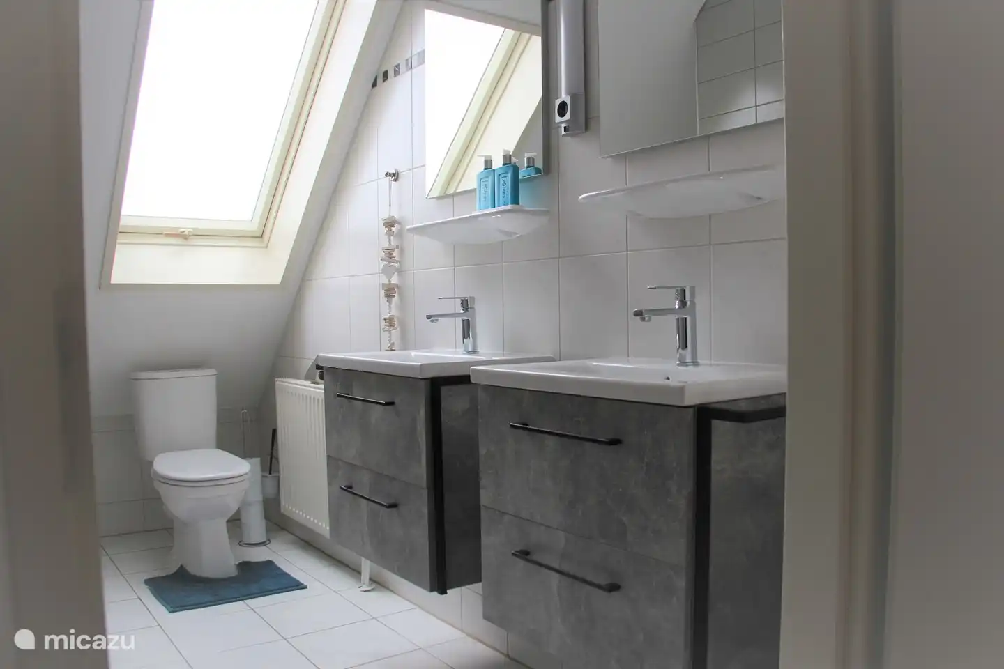 Badezimmer 1 mit Doppelwaschbecken, WC und Badewanne