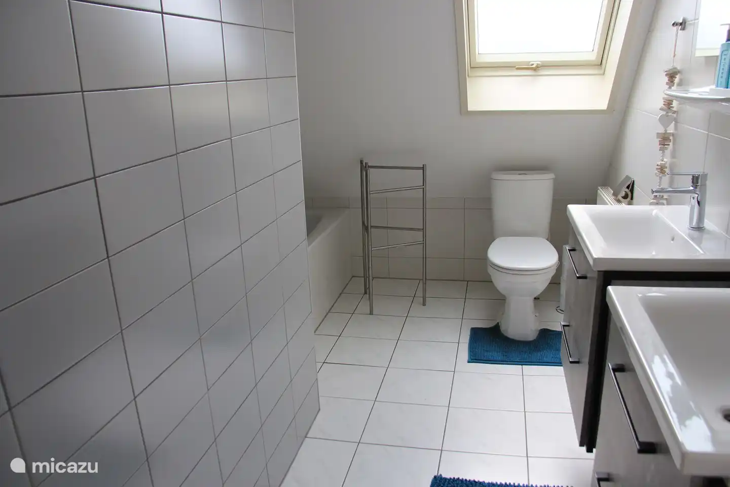 Badezimmer 1 oben Badewanne, WC, Doppelwaschbecken