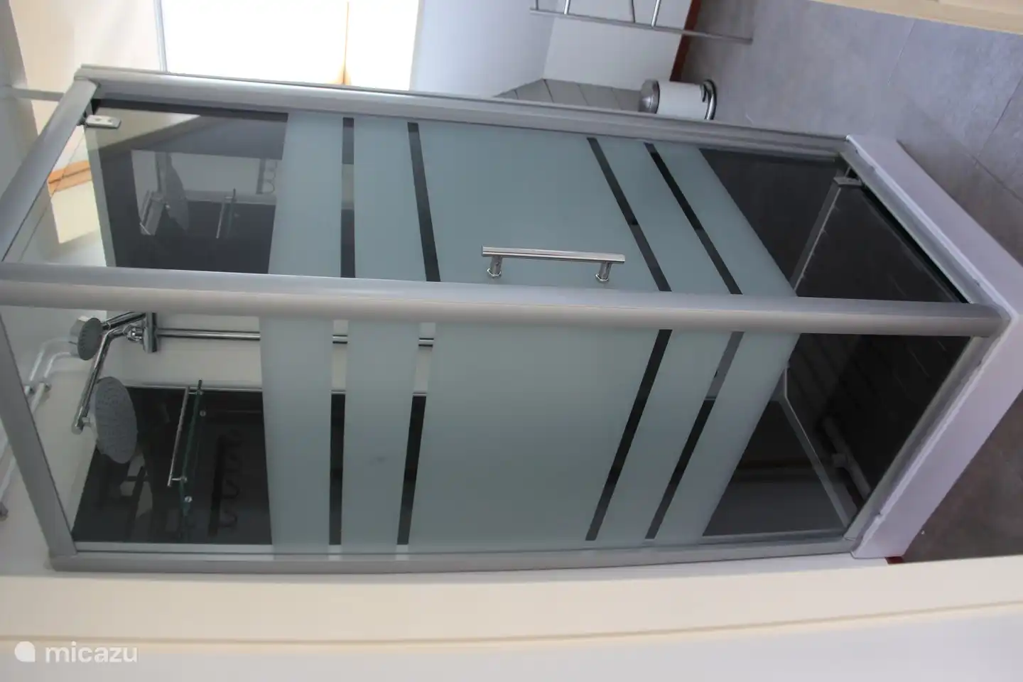 Duschkabine in Badezimmer 2 mit Doppelwaschbecken und Urinal