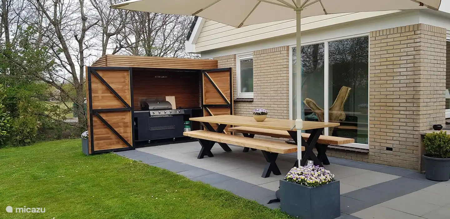 Außenküche mit Gasgrill