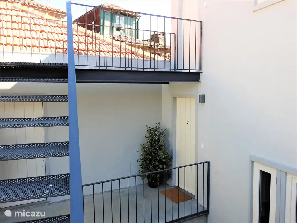 Haupteingang im dritten Stock. Zugänglich über Treppen oder Aufzug.