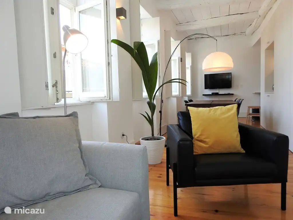 Wohnung im dritten Stock mit ausreichend Licht. Moderne Einrichtung, aber der historische Wert kann noch gesehen werden.