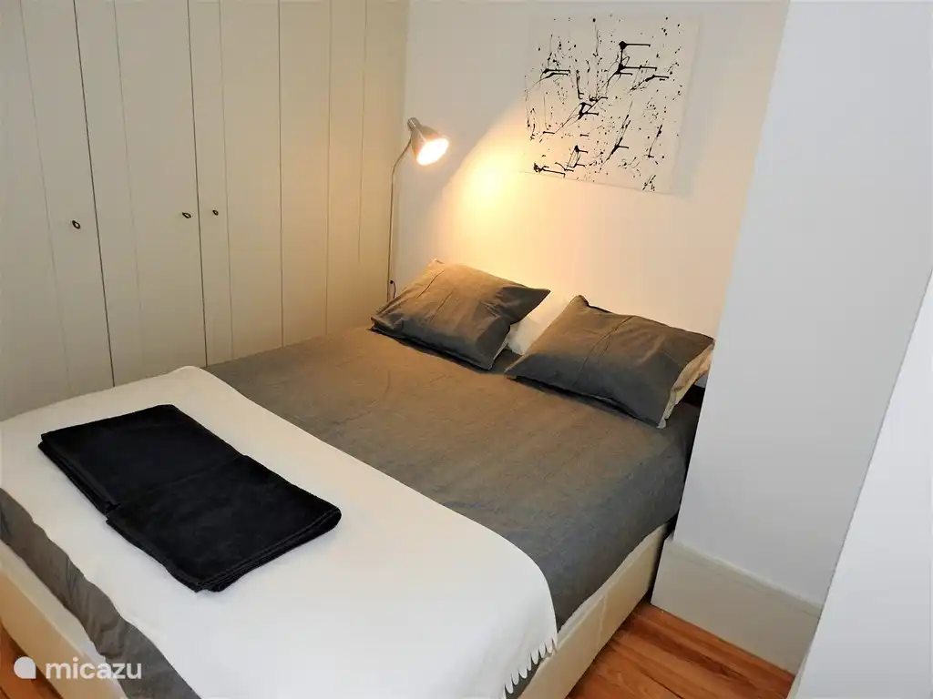 Schlafzimmer mit Kingsize-Bett