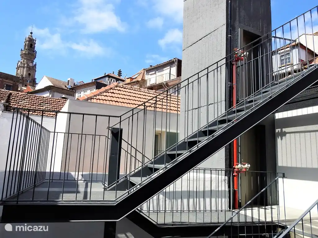 Treppenhaus mit dem Kirchturm Clerigos im Hintergrund