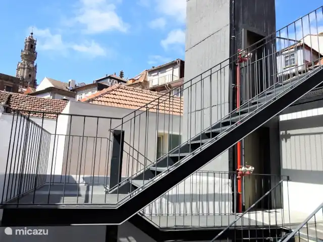 Location de Vacances Portugal, Porto, Porto, appartement - Porto Delight Appartement Cage d'escalier avec le clocher des Clercs en arrière-plan