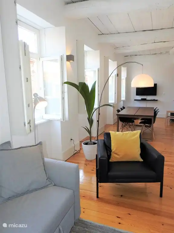 Wohnzimmer mit Essbereich.