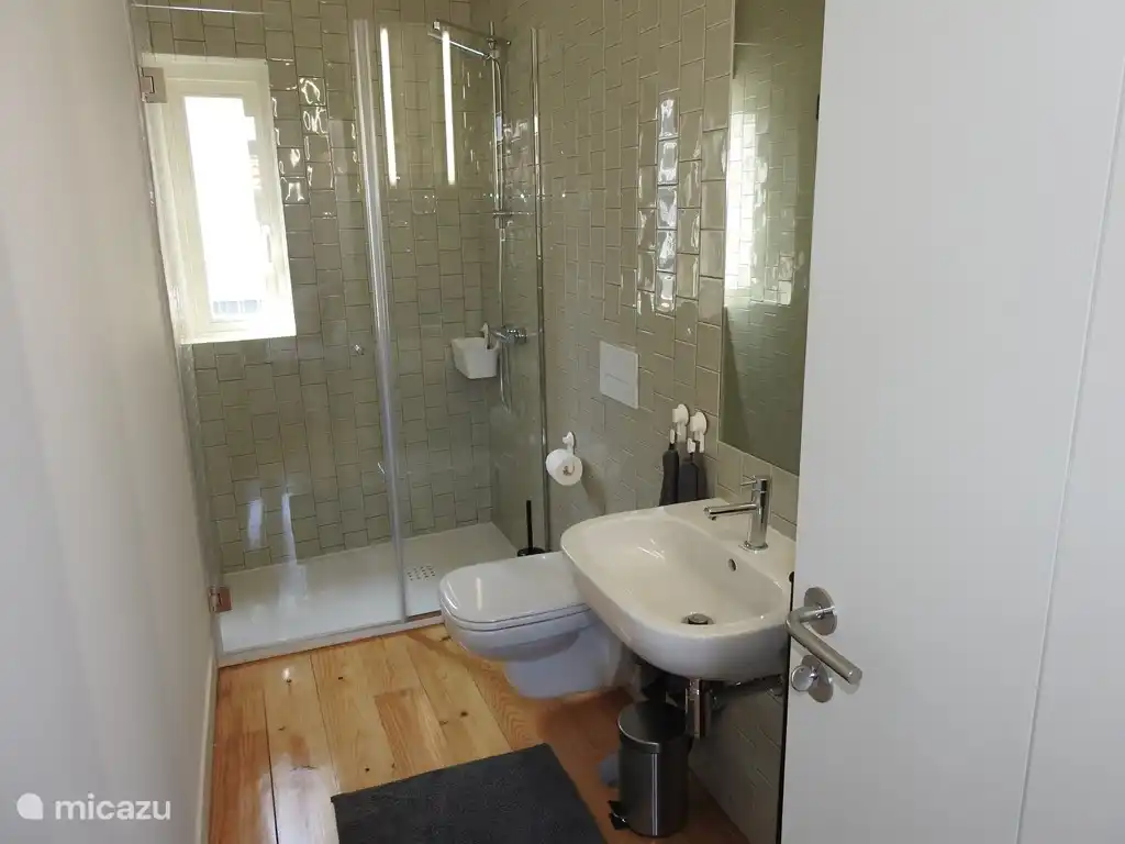 Badezimmer mit begehbarer Dusche