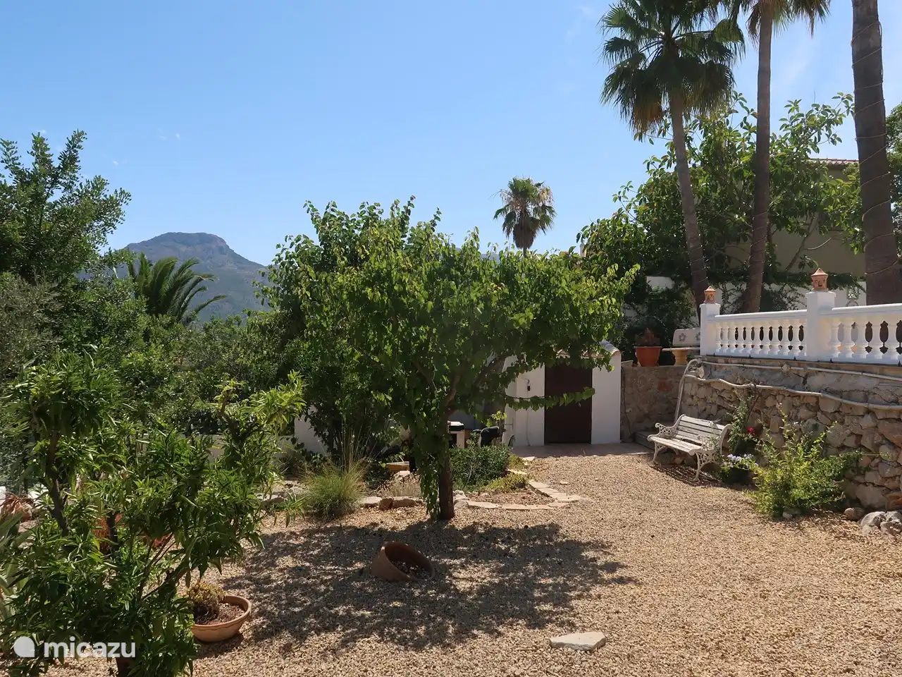 Garten mit Pumpenhaus