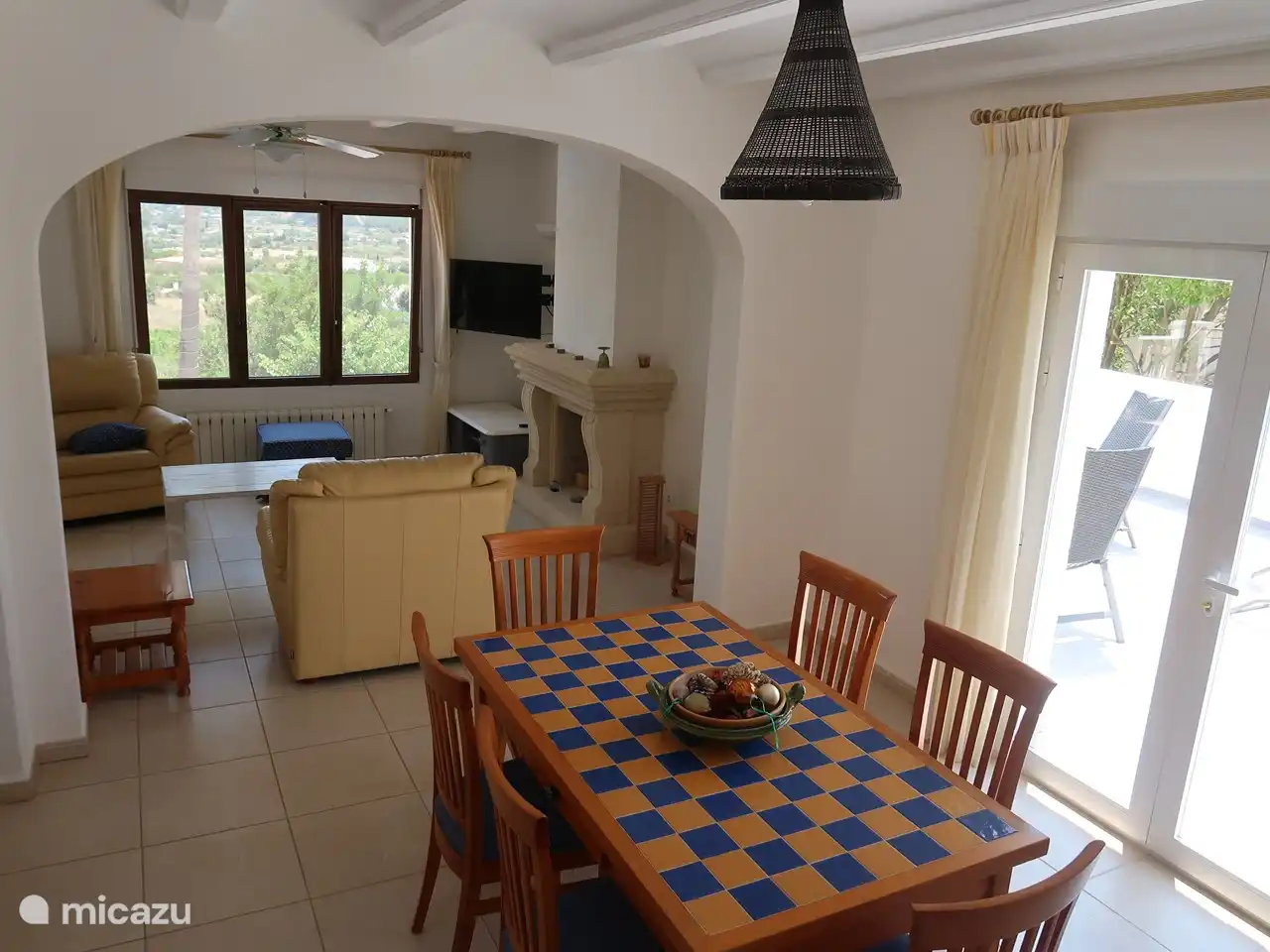 Obergeschoss Wohnzimmer mit Terrassent&#252;ren zur gro&#223;en Terrasse