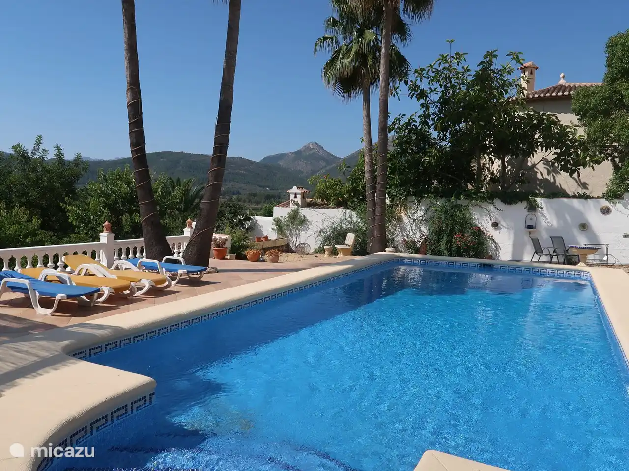 Schwimmbad und Terrasse