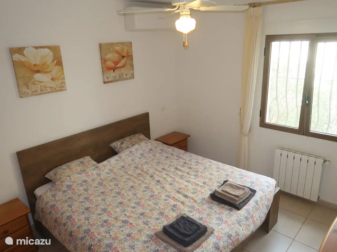 Schlafzimmer en-suite mit Klimaanlage und TV mit internationalen Kan&#228;len