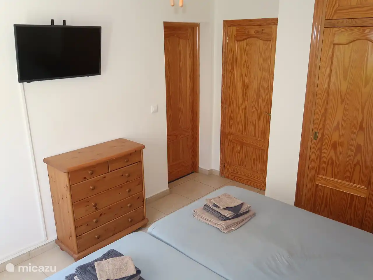 Schlafzimmer mit Bad, Klimaanlage und TV mit internationalen Kan&#228;len