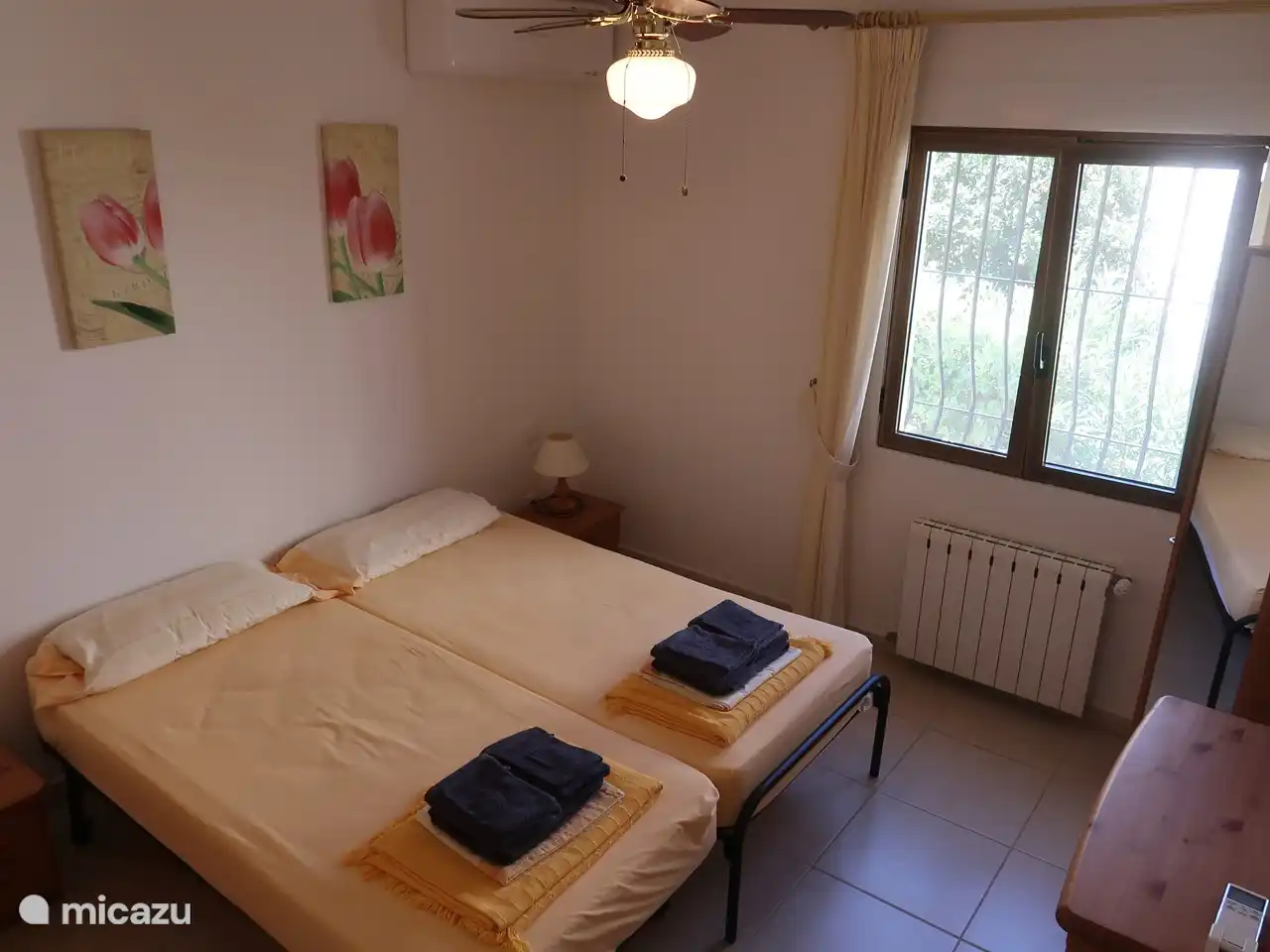 Schlafzimmer mit 2 Einzelbetten und Klimaanlage