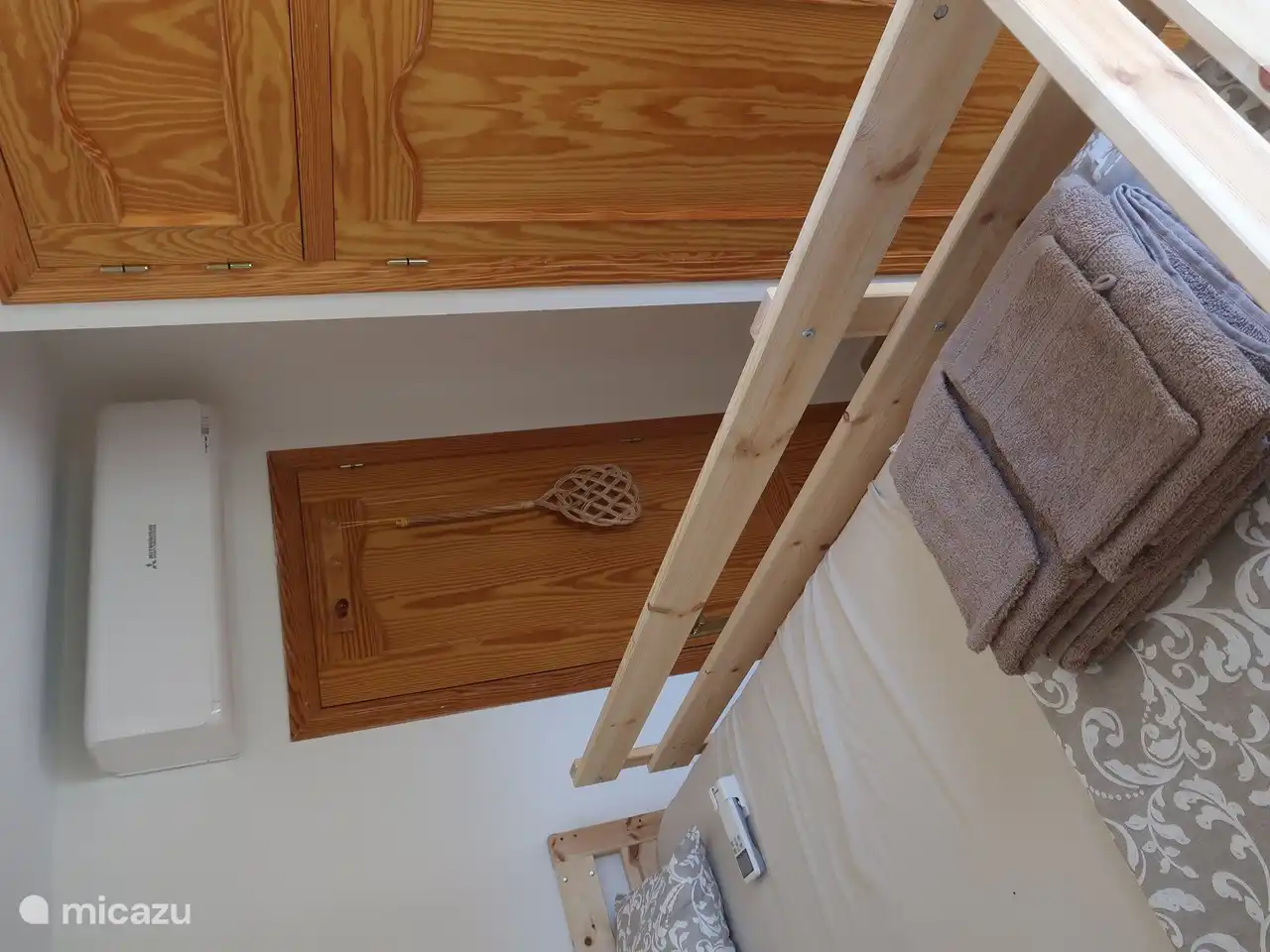 Schlafzimmer mit Etagenbett und Klimaanlage