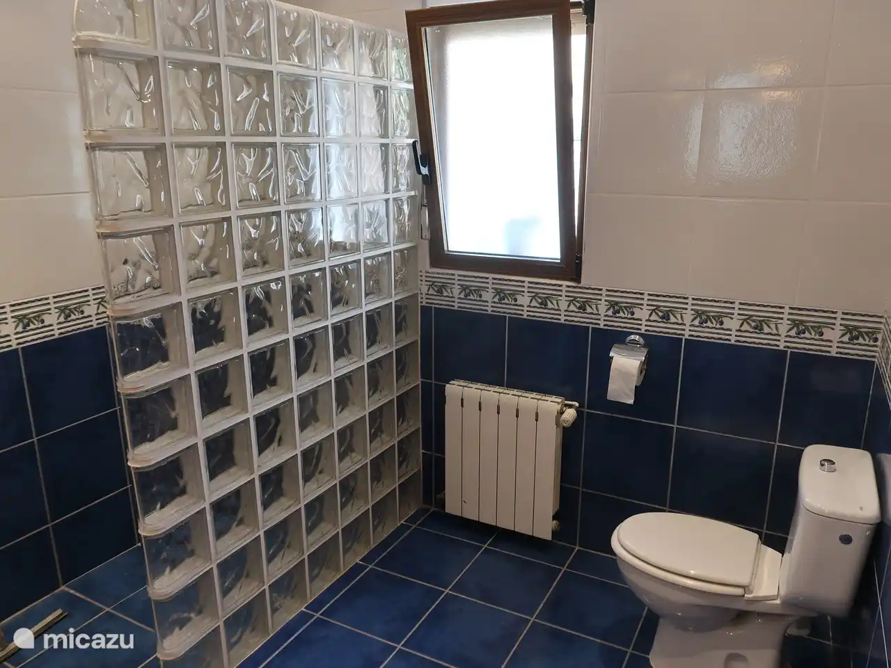 Ger&#228;umiges Badezimmer mit Waschmaschine