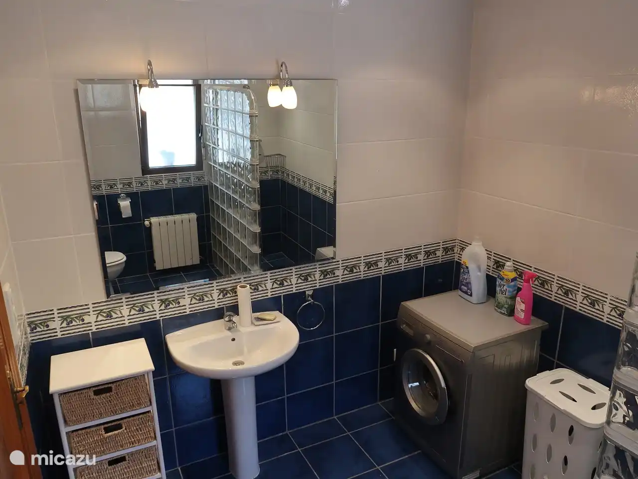 Ger&#228;umiges Badezimmer mit Waschmaschine