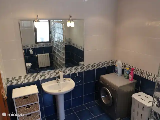 Location de Vacances Espagne, Costa Blanca, Jalón, villa - Maison Solvino Salle de bain spacieuse avec machine à laver