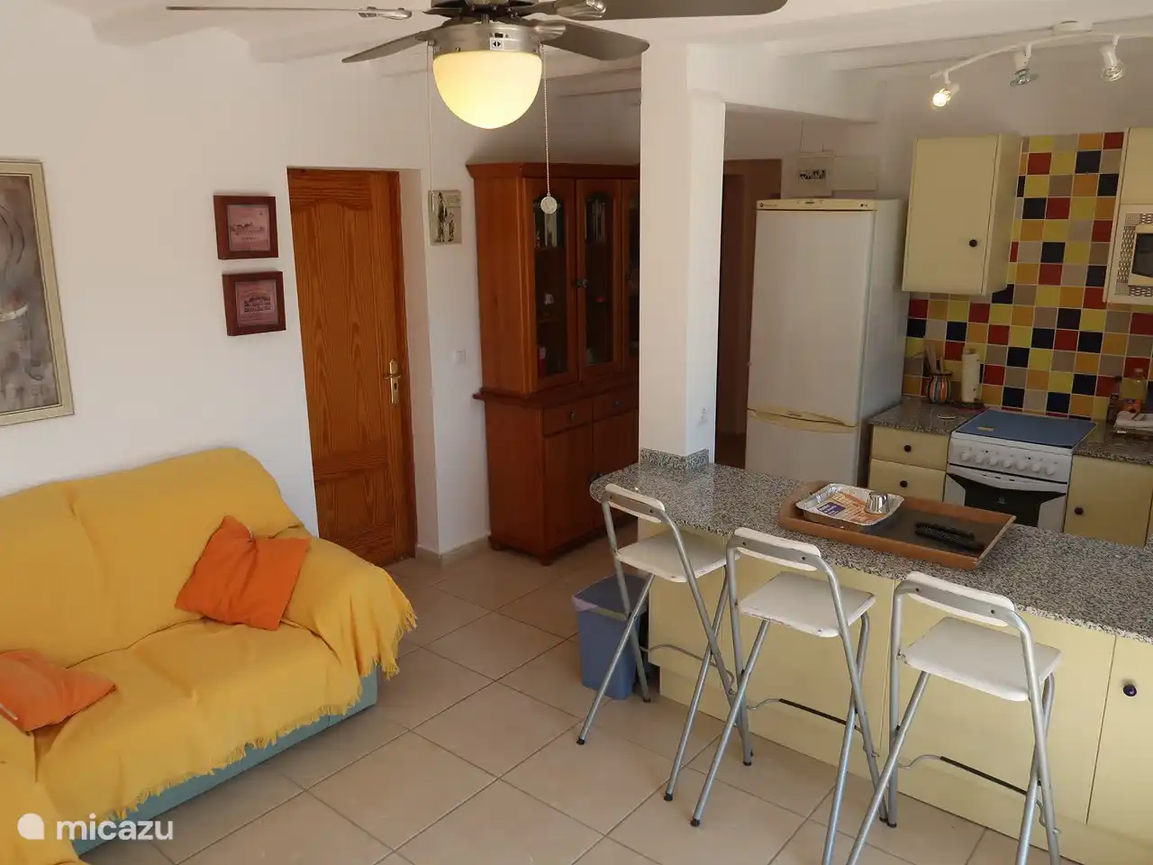 Wohnzimmer mit Fr&#252;hst&#252;cksbar im Erdgeschoss