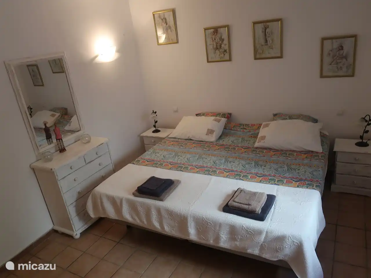 Schlafzimmer im Erdgeschoss mit Doppelbett und Klimaanlage