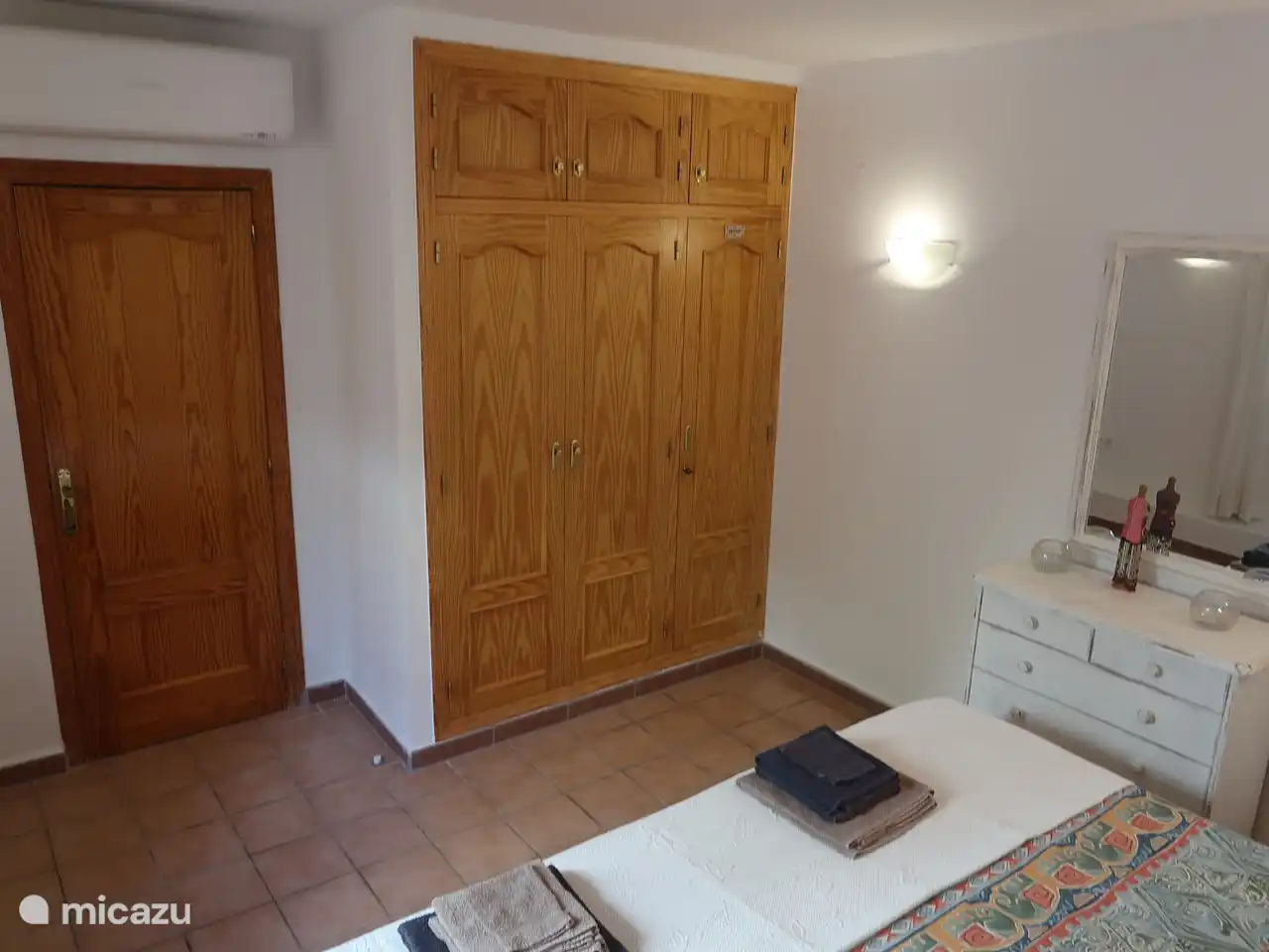 Schlafzimmer im Erdgeschoss mit Doppelbett und Klimaanlage