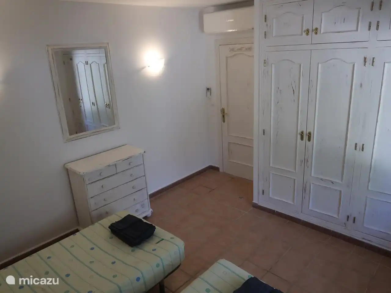 Schlafzimmer im Erdgeschoss mit 2 Einzelbetten und Klimaanlage